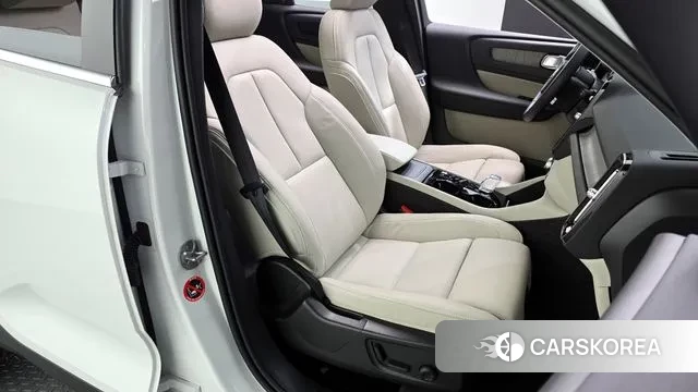 Volvo XC40 2024 Белый из Кореи, фото 3