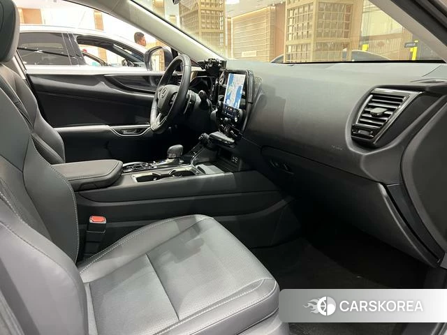 Lexus NX 2024 Серебристо-серый из Китая, фото 3