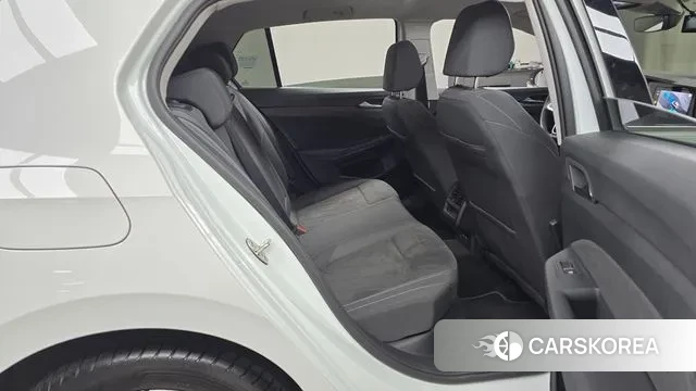 Volkswagen Golf 8th Generation 2023 Белый из Кореи, фото 3