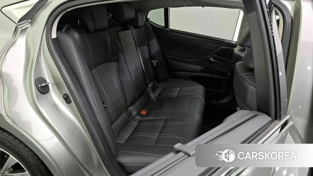 Lexus ES300h 7th generation 2024 Серебряный из Кореи, фото 3