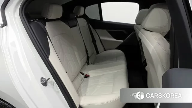 BMW 5 Series (G60) 2024 Белый из Кореи, фото 3