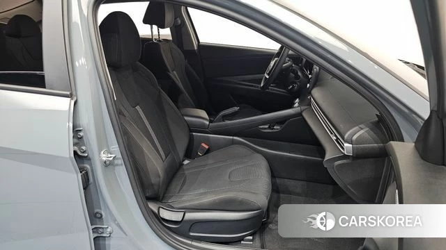 Hyundai Avante (CN7) 2021 Серебристо-серый из Кореи, фото 3