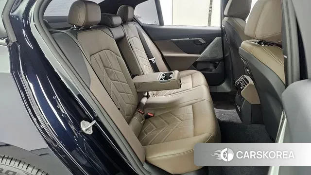 BMW 5 Series (G60) 2025 Черный из Кореи, фото 3