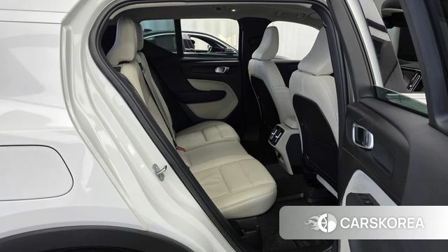 Volvo XC40 2023 Белый из Кореи, фото 3