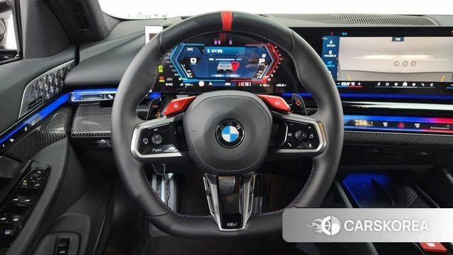 BMW M5 (G90) 2026 Серебристо-серый из Кореи, фото 3