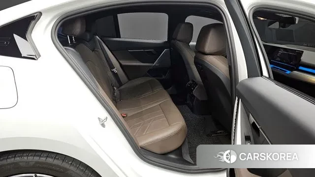 BMW 5 Series (G60) 2025 Белый из Кореи, фото 3