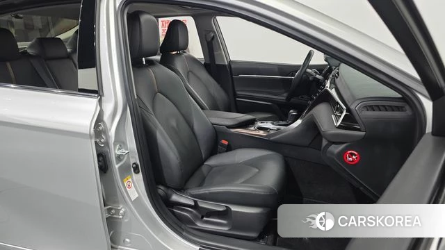 Toyota Camry (XV70) 2018 Серебряный из Кореи, фото 3
