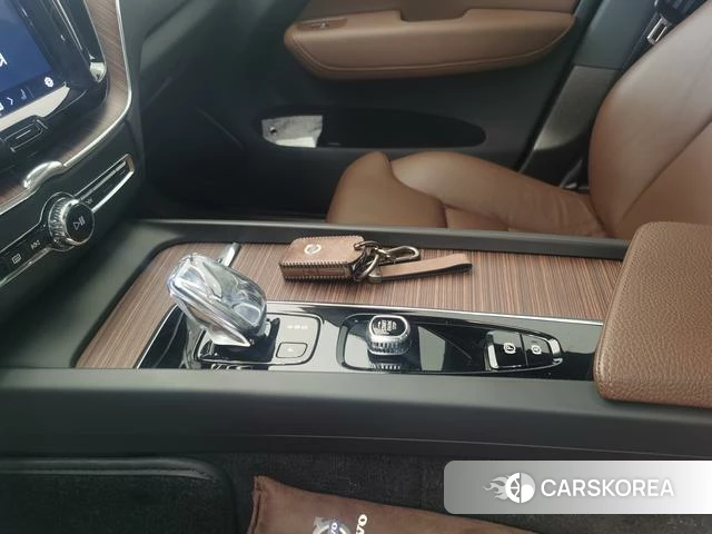 Volvo XC60 2022 Белый из Китая, фото 3