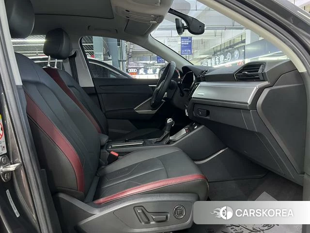 Audi Q3 2022 Темно-серый из Китая, фото 3
