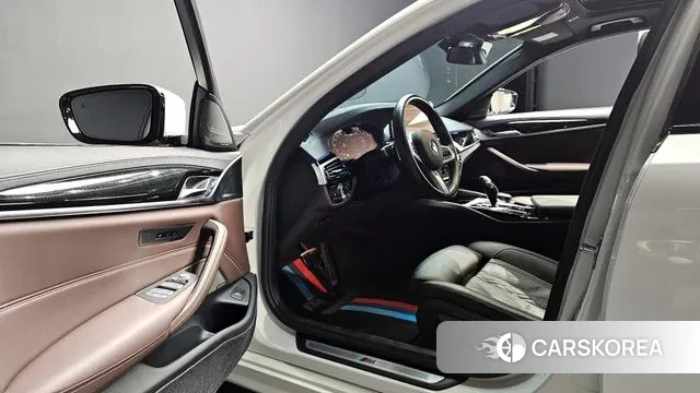 BMW 5 Series (G30) 2023 Белый из Кореи, фото 3