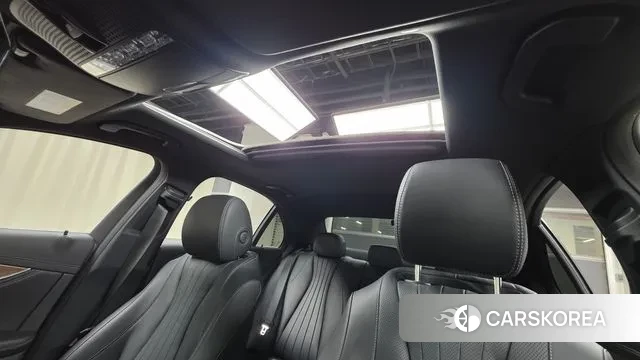 Mercedes-Benz E-Class W213 2022 Песочный из Кореи, фото 3