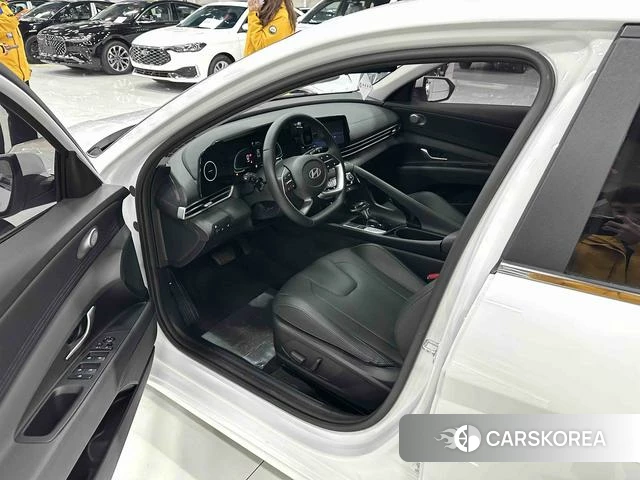 Hyundai Elantra 2023 Белый из Китая, фото 3