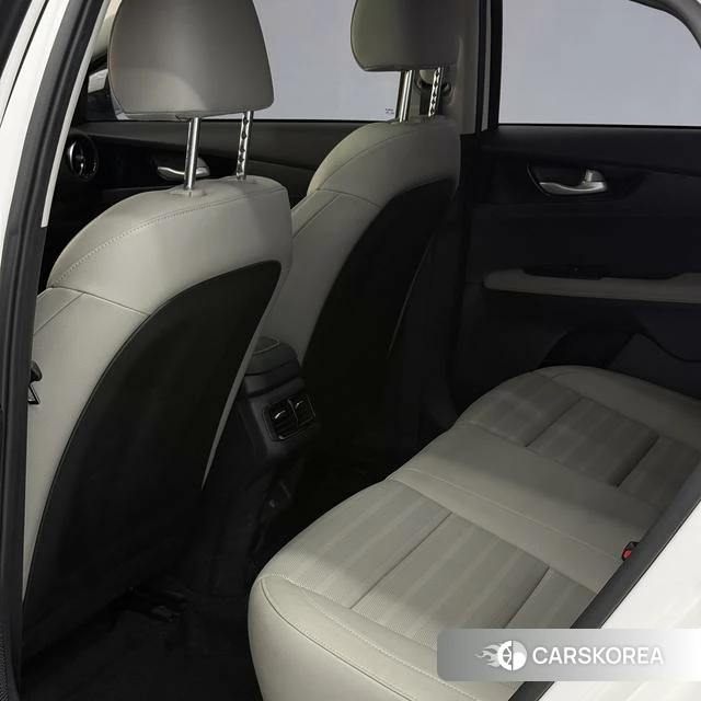 Kia K3 2023 Белый из Китая, фото 3