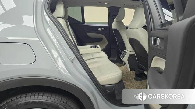 Volvo XC40 2024 Серебристо-серый из Кореи, фото 3