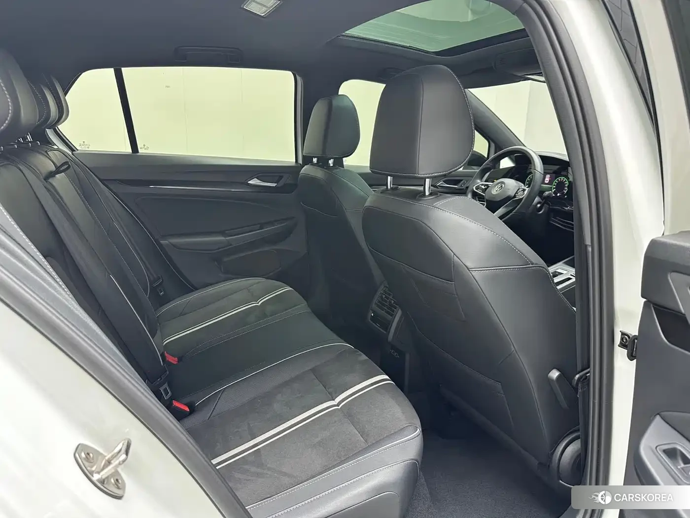Volkswagen Golf 2022 Белый из Китая, фото 3