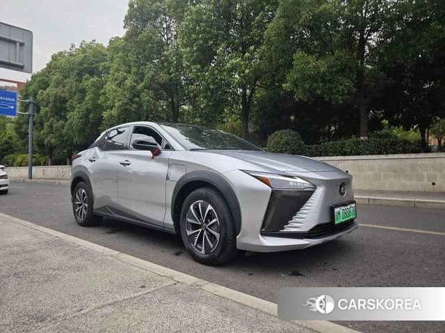 Lexus RZ 2023 Серебристо-серый из Китая, фото 3