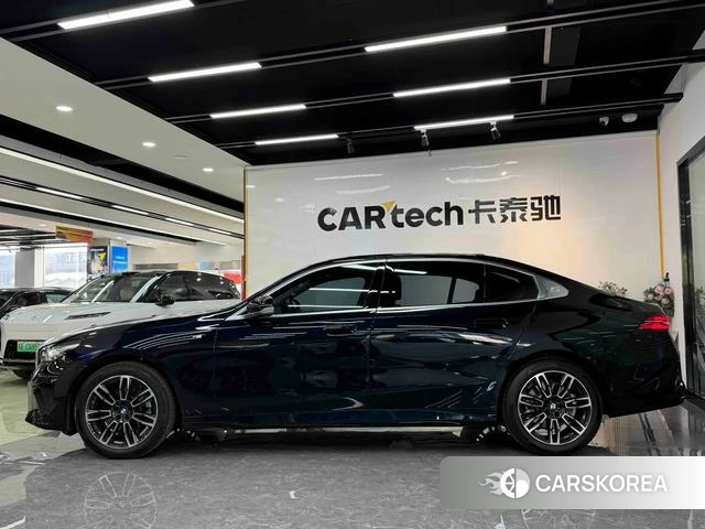 BMW 5 series 2025 Черный из Китая, фото 3