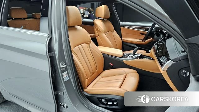 BMW 5 Series (G30) 2022 Серебристо-серый из Кореи, фото 3