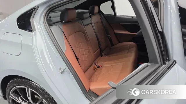 BMW 5 Series (G60) 2024 Серебристо-серый из Кореи, фото 3