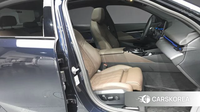 BMW 5 Series (G60) 2024 Черный из Кореи, фото 3