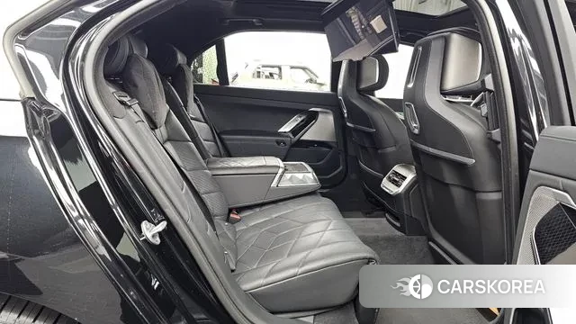 BMW 7 Series (G70) 2023 Черный из Кореи, фото 3