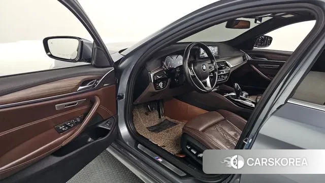 BMW 5 Series (G30) 2018 Серебристо-серый из Кореи, фото 3