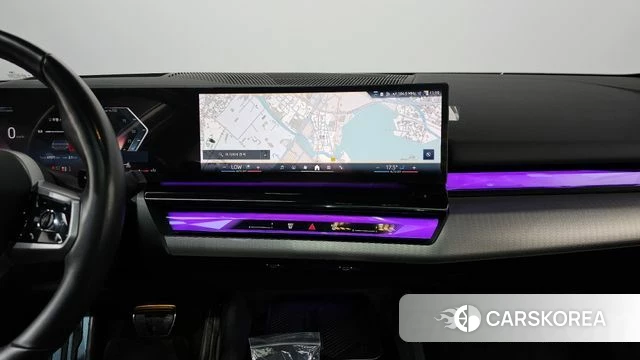 BMW 5 Series (G60) 2024 Светло-серебряный цвет из Кореи, фото 3