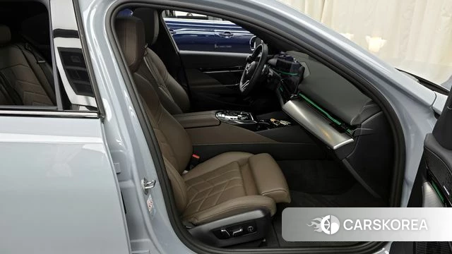 BMW 5 Series (G60) 2024 Серебристо-серый из Кореи, фото 3