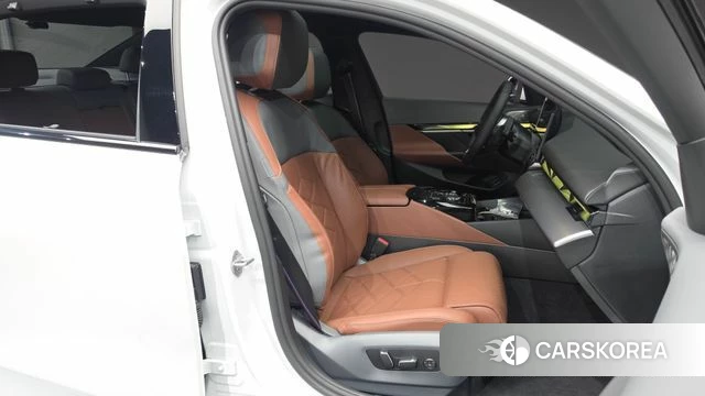 BMW 5 Series (G60) 2025 Белый из Кореи, фото 3