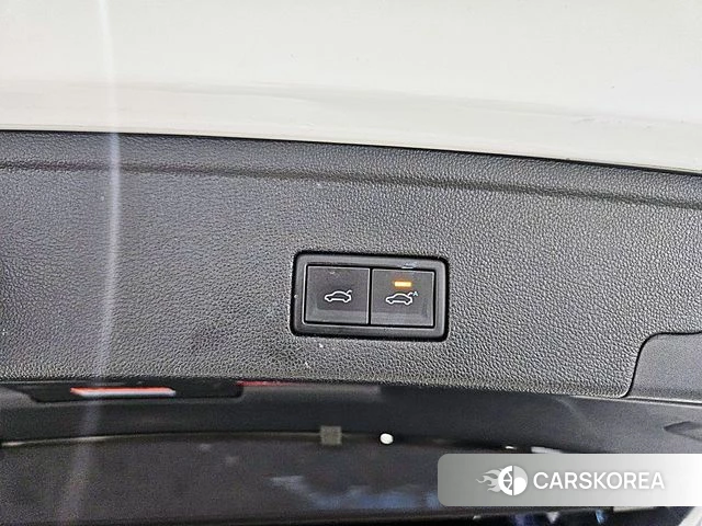 Volkswagen Touareg 3rd generation 2023 Белый из Кореи, фото 3