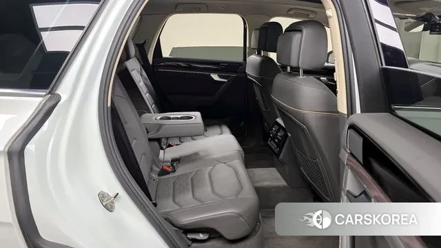 Volkswagen Touareg 3rd generation 2022 Белый из Кореи, фото 3