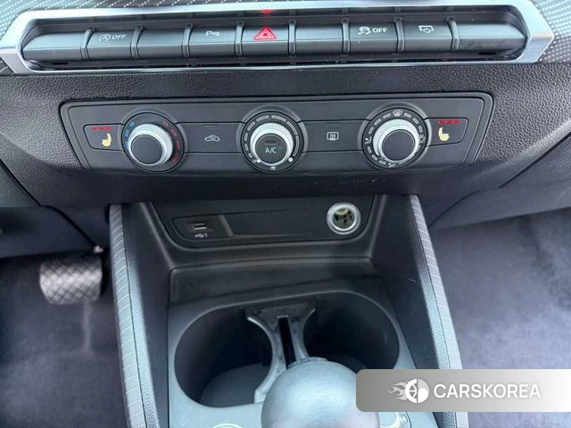 Audi Q2L 2022 Темно-серый из Китая, фото 3