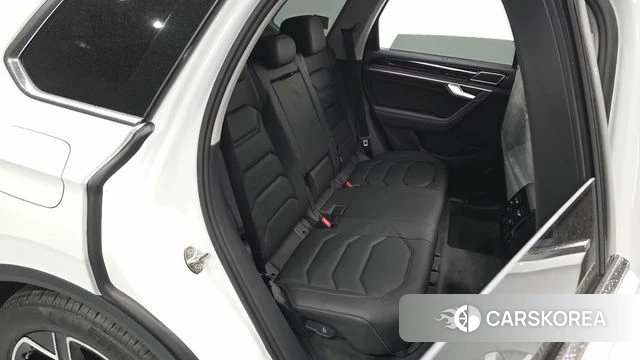 Volkswagen Touareg 3rd generation 2026 Белый из Кореи, фото 3