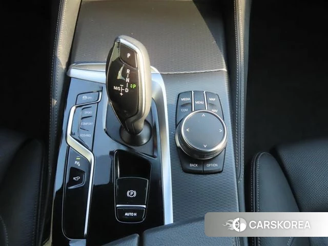 BMW 5 Series (G30) 2023 Белый из Кореи, фото 3
