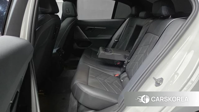 BMW 5 Series (G60) 2024 Белый из Кореи, фото 3