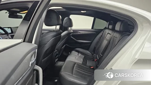 BMW 5 Series (G30) 2018 Белый из Кореи, фото 3