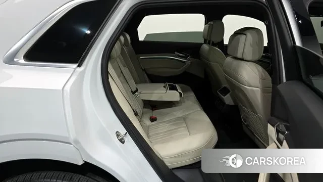 Audi e-Tron 2021 Белый из Кореи, фото 3