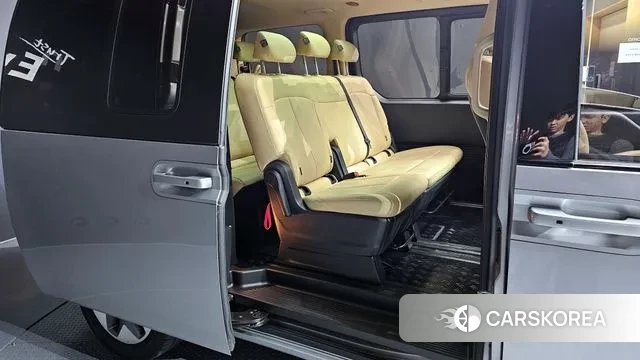 Hyundai Staria 2024 Серебристо-серый из Кореи, фото 3