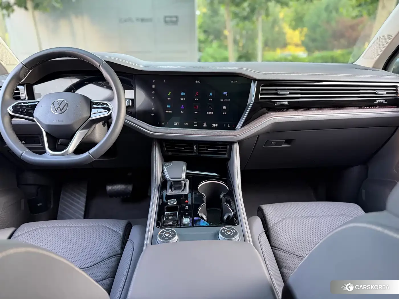 Volkswagen Touareg 2026 Черный из Китая, фото 3