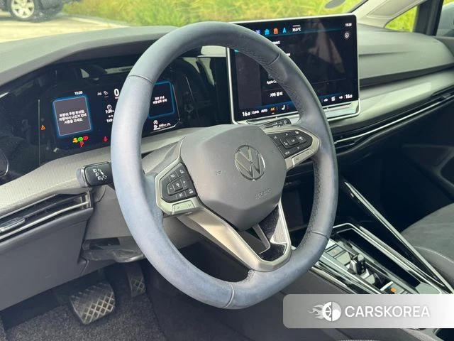 Volkswagen Golf 8th Generation 2025 Серебристо-серый из Кореи, фото 3
