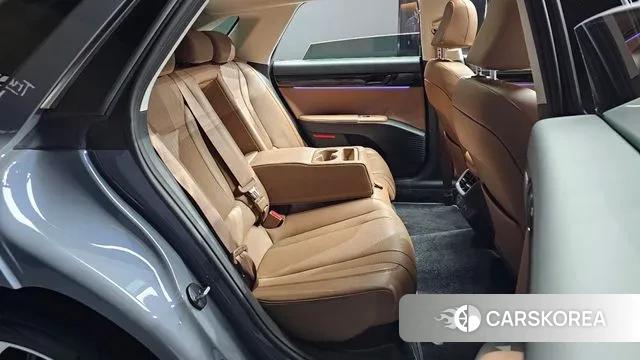 Hyundai Grandeur Hybrid (GN7) 2023 Светло-серебряный цвет из Кореи, фото 3