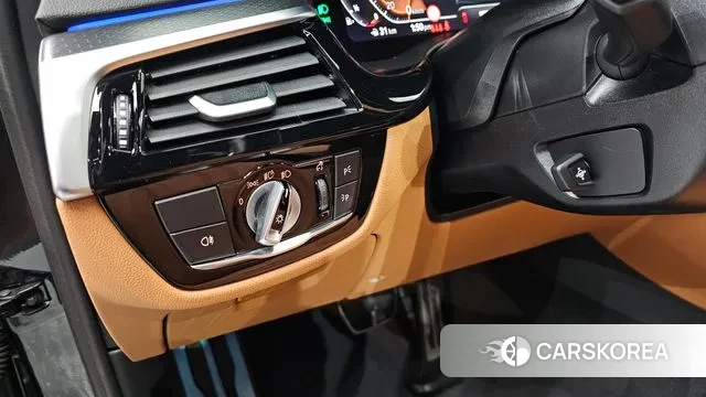 BMW 5 Series (G30) 2023 Серый из Кореи, фото 3