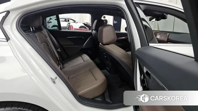 BMW 5 Series (G60) 2025 Белый из Кореи, фото 3