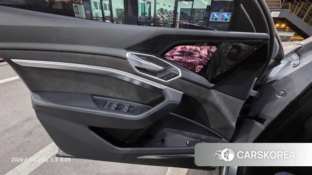 Audi e-Tron 2021 Серебряный из Кореи, фото 3