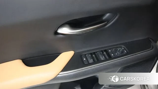 Lexus UX300h 2024 Серебристо-серый из Кореи, фото 3