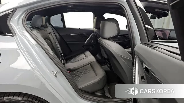 BMW 5 Series (G60) 2024 Светло-серебряный цвет из Кореи, фото 3