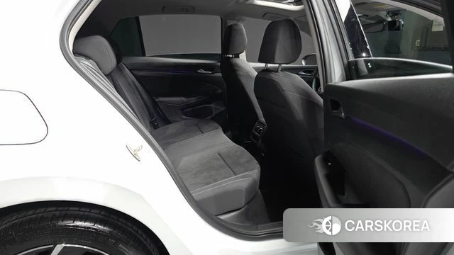 Volkswagen Golf 8th Generation 2023 Белый из Кореи, фото 3