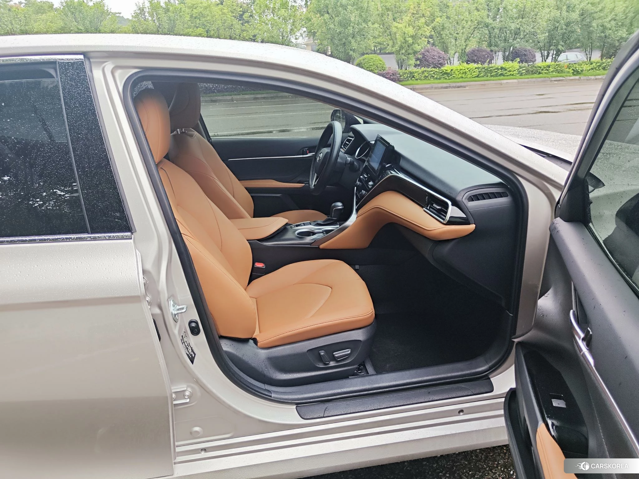 Toyota Camry 2023 Серебристо-серый из Китая, фото 3