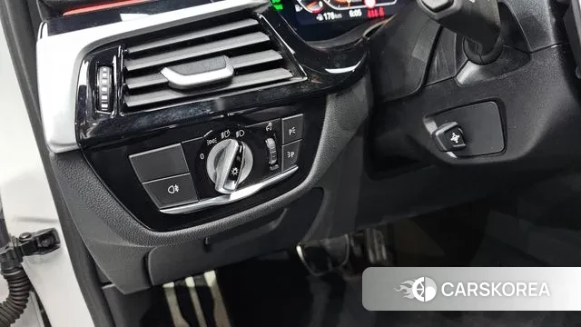 BMW 5 Series (G30) 2022 Белый из Кореи, фото 3