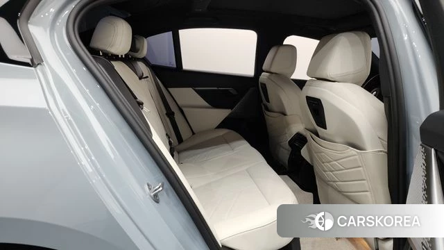 BMW 5 Series (G60) 2025 Светло-серебряный цвет из Кореи, фото 3